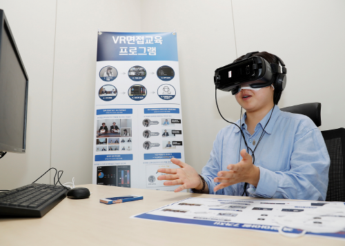 영남대학교 YU진로취업센터 모의면접실에서 VR 면접기기를 사용해 가상면접을 보고 있는 학생.사진=영남대