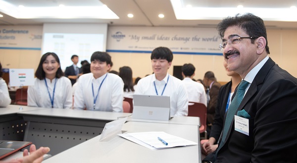 2019년 여름, 한국에서 열린 리더스 컨퍼런스에 참석해 대학생들의 의견을 듣는 마르와 총장.