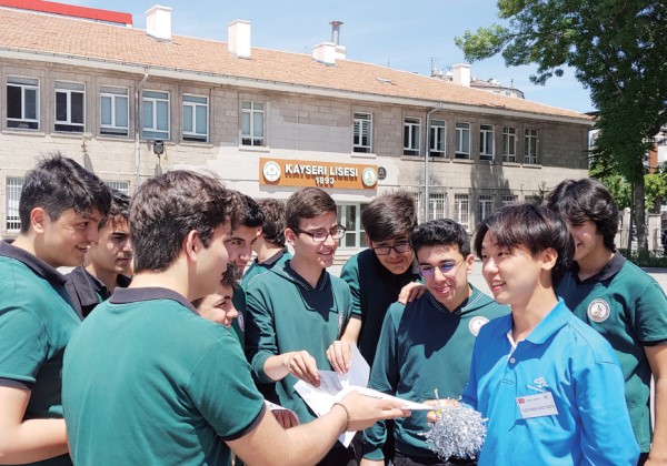 터키에 가서 코리안데이 행사를 하며 학생들에게 한국문화를 소개했다.