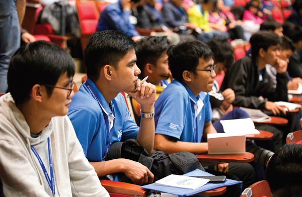 2019 월드캠프마인드교육 시간박옥수 목사의마인드강연을경청하고 있는 대학생들