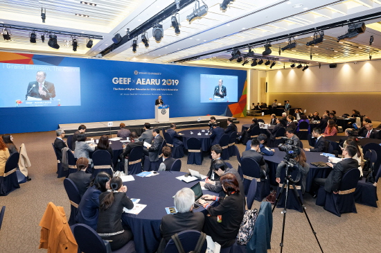 30일 오후 연세대 백양누리 그랜드볼룸에서 열린 ‘GEEF X AEARU 2019’에서 김용학 총장이 환영사를 하고 있다. 이날 행사에는 10개국 32개의 대학 및 기관에서 200여명이 참석했다. 사진=연세대 제공
