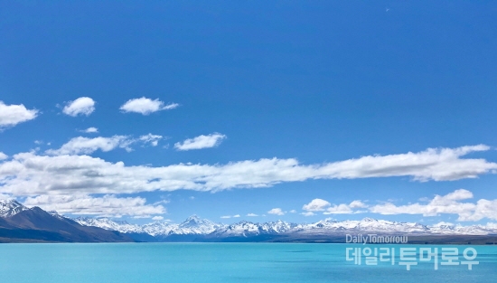 유네스코가 세계문화유산으로 선정한 마운트쿡의 빙하물이 녹아 만들어진 푸카키 호수는 맑은 하늘색과 푸른색이 섞인 신비로운 빛을 띤다.ⓒ곽다은 글로벌리포터