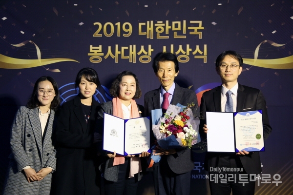 2019 대한민국 봉사대상을 수상한 굿뉴스월드 전홍준 이사장(왼쪽에서 네 번 째) (사진=굿뉴스월드)