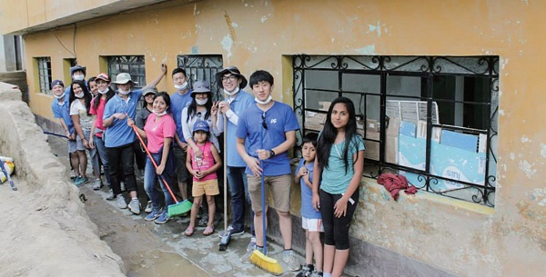 페루의 한 도시가 홍수로 인해 집들이 진흙으로 덮였다. 봉사단원들과 함께 집집마다 청소를 하고 있는 모습.