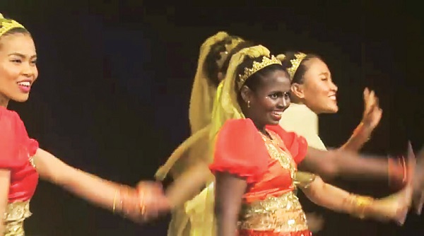 댄스 페스티벌에서 춤추고 있는 디비아(가운데).