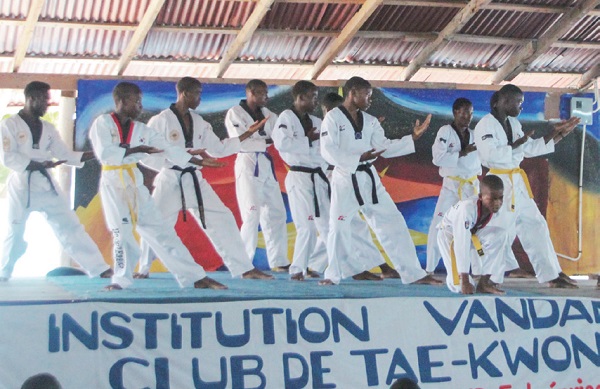 K팝의 칼군무를 떠올리게 할 만큼 동작이 빠르고 일사불란한 태권무. 아이티 학생들은 몇 주 간 정말 열심히 연습해서 무대에 올랐다.