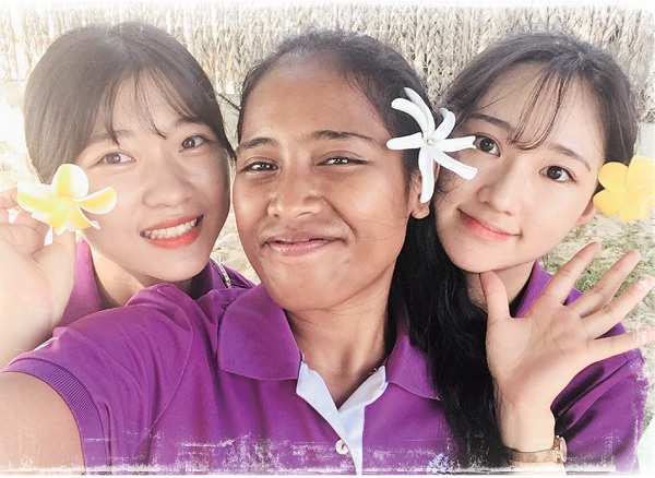 대안학교 1기 졸업식에서 현지교사이자 친구였던 크리스틴과 함께(오른쪽이 김유진).