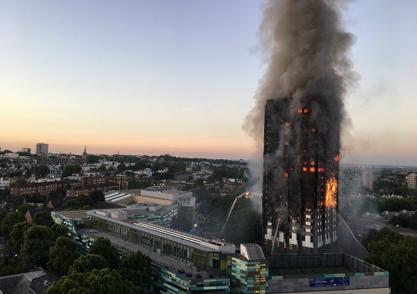 2017년, 냉장고 폭발로 인해 발생한 런던 그렌펠 타워 화재. 불길이 15분만에 번져 건물 전체를 태웠다.ⓒNatalie Oxford