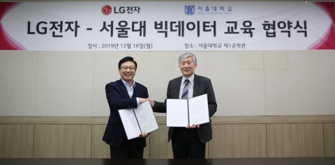 왼쪽부터 최성호 LG전자 DXT 센터장과 하순회 서울대학교 컴퓨터공학부 학부장이 빅데이터 교육 협약을 맺고 기념촬영을 하고 있다.