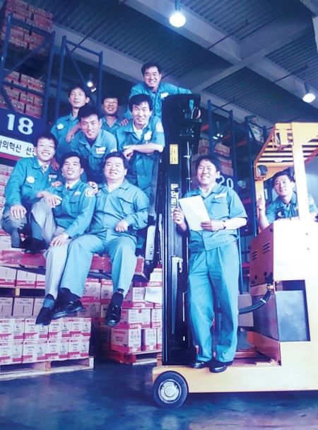 대구물류센터 센터장 시절, 동료들과 함께(맨 왼쪽이 권혁경 상무).