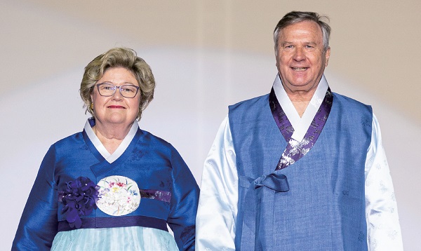 지난해 11월, 안산올림픽기념관에서 열린 세계의상페스티벌에 참석한 슈바르칭어 대사 내외.