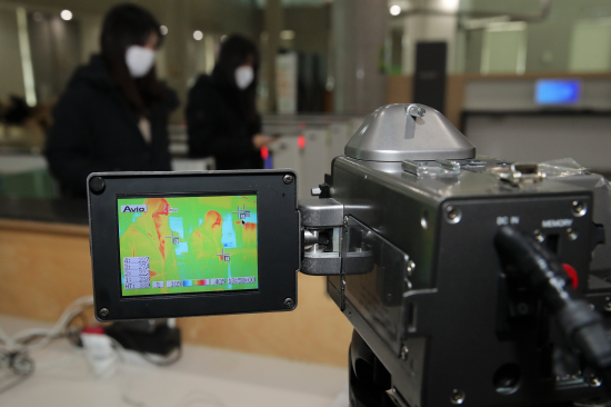 전북대가 교내 중앙도서관 로비 출입구에 출입자들의 체온을 측정하는 열감지 카메라를 설치했다고 7일 밝혔다. 사진=전북대