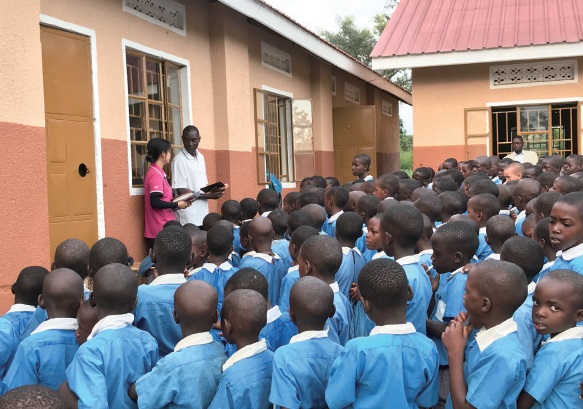 우간다의 한 초등학교에서 '강한 마인드'에 대한 강연을 했다.