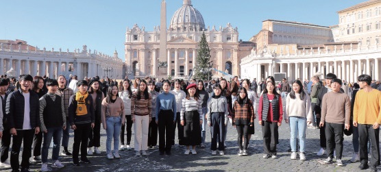 로마 바티칸 성당 앞 광장에서 아카펠라를 하며 크리스마스 칸타타 홍보를 했다.