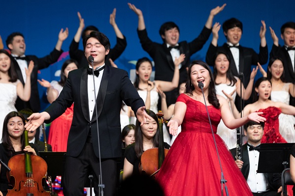 그라시아스 합창단의 소프라노 박진영, 바리톤 신지혁이 듀엣으로 컬러 에스페란자를 부르고 있다.