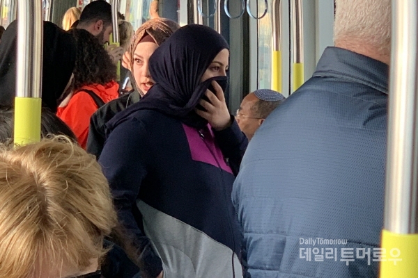 버스 안에서 아시아인을 보고 입을 가리는 무슬림 팔레스타인인인. 아시아인에 대한 차별적인 시선은 코로나19가 이탈리아와 미국 관광객에 의해 유입되었다는 사실이 밝혀지면서 사회적인 비판의 대상이 되고 있기도 하다. (사진 장주현)