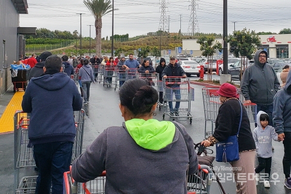 LA의 한 대형 마켓에 문열 열기 전부터 길게 줄을 선 시민들 (사진 독자제공)