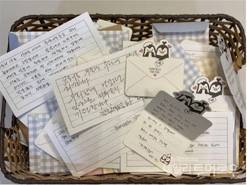 지난 10일 한국주택금융공사가 코로나19 환자 치료에 전념하고 있는 의료진들을 위해 격려물품과 손편지를 전달했다. (사진 부산시)