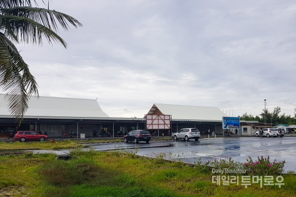 키리바시의 수도 타라와에 위치한 본리키 국제공항 (사진 차유경)