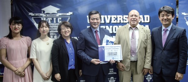 지난 11월, 우고 페레이라 총장은 한국에서 강사를 초청해 UTIC대학교 부총장과 학장을 대상으로 ‘소통과 교류’에 관한 마인드교육을 시행했다. 강사에게는 감사장을 수여했다.