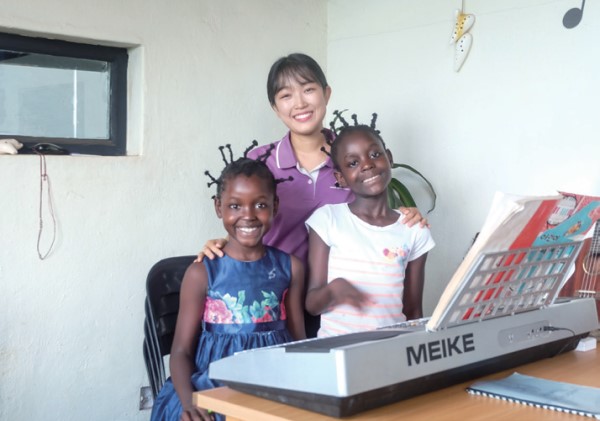 김유란 단원. 음악 아카데미에서 만난 쌍둥이들. 디나(왼쪽)는 바이올린을, 타메니(오른쪽)는 피아노를 배웠다.