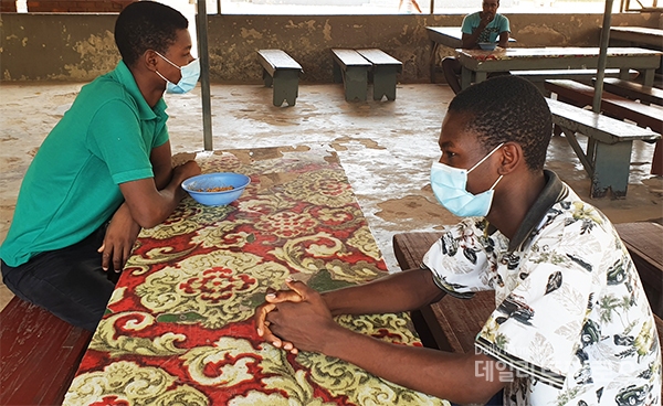 아프리카 가나 아크라 시민들이 코로나 19 감염증을 예방하기 위해 마스크를 하고 있는 모습. (사진 신영균 글로벌 리포터)