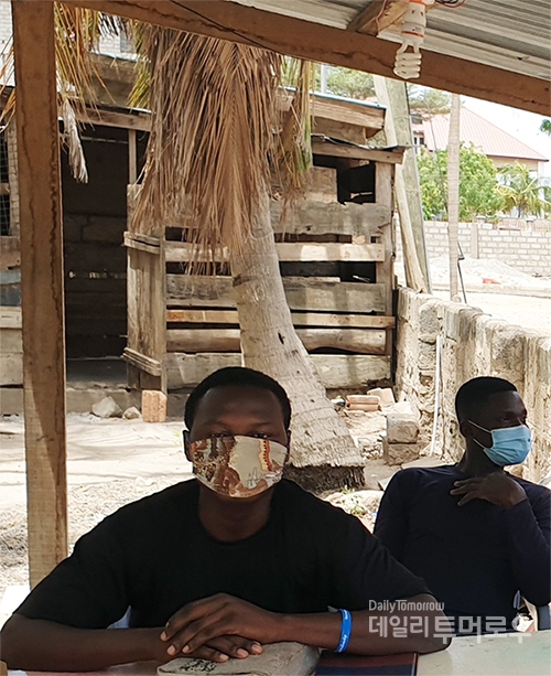 가나 아크라 시민들은 코로나19 감염증 확산 방지를 위한 정부 대응과 더불어 일부 시민들의 안일한 인식 전환이 급선무라고 말한다. (사진 신영균 글로벌리포터)