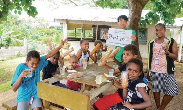 한 초등학교에서 마인드 캠프를 했을 때 빵 400개를 후원받았다. 빵 하나에 행복해하는 아이들을 보며 덩달아 기뻤다.