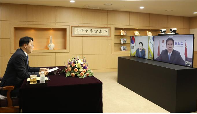 김현준 국세청장이 왕 쥔(王軍) 중국 국세청장과 화상회의를 하는 모습. (제공 국세청)