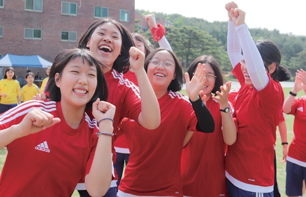 자신의 팀이 이기길 응원하는 학생들의 표정이 밝다.