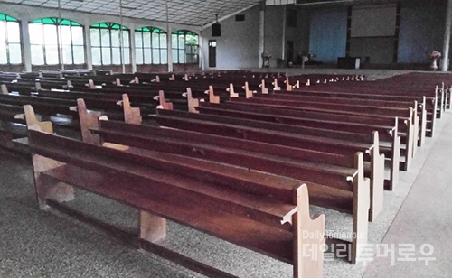 서부아프리카 가나 아크라 시내의 한 교회 예배당. 가나 정부는 코로나19 확산 방지를 위해 100명 이상이 집합하는 모임 일체를 금지하고 있다. (사진 신영균 글로벌 리포터)