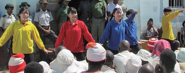 하라레 중앙 교도소에서 댄스 공연을 했다. 우리의 서툰 공연에도 재소자들은 순수한 웃음으로 화답해주었다(빨간 셔츠 차림이 필자).