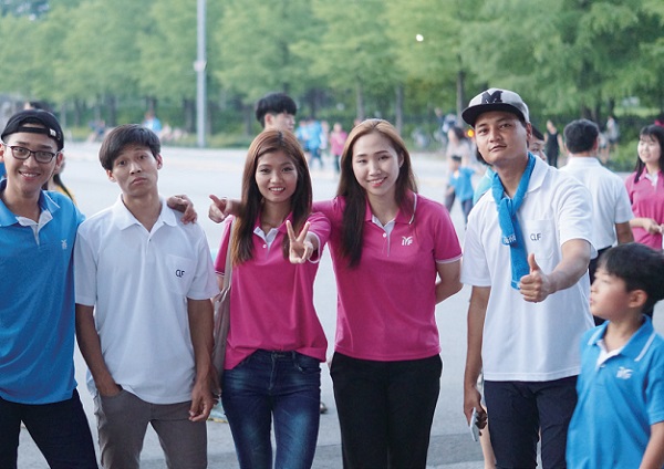 2019년 미얀마 친구들과 함께 한국에서 열리는 캠프에 참석했다. 여기서 만나기 반가워 친구들아~! (오른쪽에서 두 번째.)