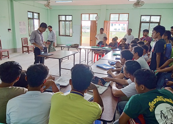 미얀마에서 수업을 하다 보면, 작은 노트북 모니터를 수십 명의 학생들이 뚫어져라 쳐다본다. 하나라도 더 배우려는 학생들 덕분에 수업할 맛이 난다.