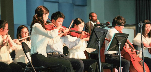 학교에서 배운 악기를 연주하고 있는 학생들. 앙상블을 연주하며 마음도 맞추고 실력도 향상시킨다.