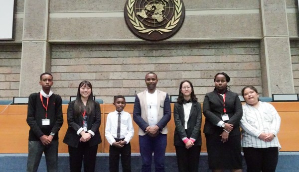 모의 유엔 회의를 참석한 학생들이 유엔 본부 회의장에서 기념사진을 찍었다.