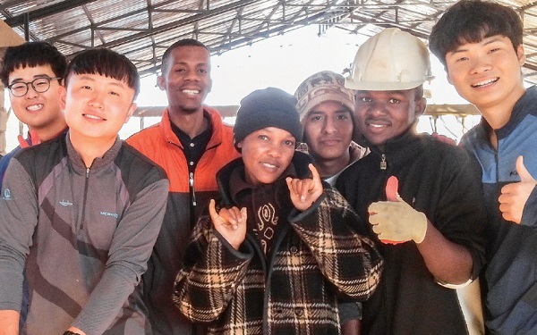 몸은 힘들지만 어느 때보다 행복했던 에스와티니에서 현지 봉사단원들과 함께.