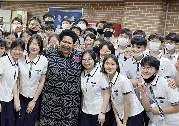 한국에 있는 링컨 중·고등학교에 방문해 학생들을 만났다. 사진을 찍기 위해 달려온 학생들.
