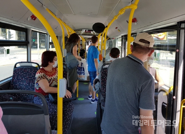 시내버스를 이용 중인 북마케도니아의 수도 스코페 시민들 (사진=정희경 글로벌리포터)