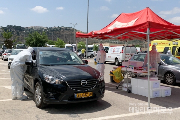 차량에 탑승한 채로 코로나19 검사를 받고 있는이스라엘 시민 (사진=장주현 글로벌리포터)