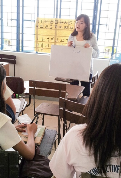 필리핀 유학 시절, 한국어에 관심 있는 학생들을 모집해 가르치는 봉사활동을 했다.