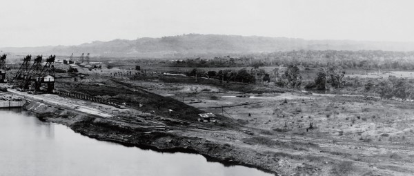 갑문식 공법을 써서 미국 공병대가 완성시킨 파나마 운하. 사진은 1913년 당시의 모습.