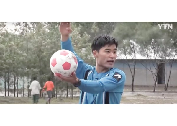 ⓒYTN 박성민 씨는 축구선수라는 꿈을 꾸는 에티오피아 아이들을 가르치는 선생님으로 봉사했다.