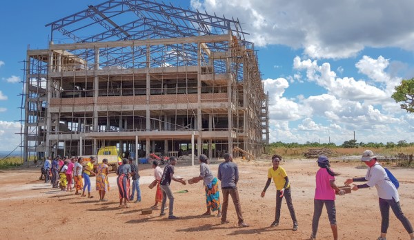 두 사람이 설계를 도왔던 아프리카 잠비아의 청소년 센터 건축 현장.