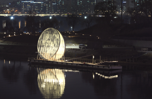 한강 노들섬에 방치돼 있던 선착장에 거대한 인공 달이 떴다. 보름달을 형상화한 지름 12m 원형 구조의 공공미술작품 ‘달빛노들’이다. 사진=서울시 제공