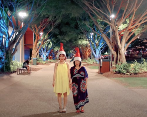 2017년 겨울, 호주 케언즈로 첫 여행을 떠난 손녀와 할머니. 두 사람은 산타 모자를 쓰고 자유롭게 여행을 즐겼다.