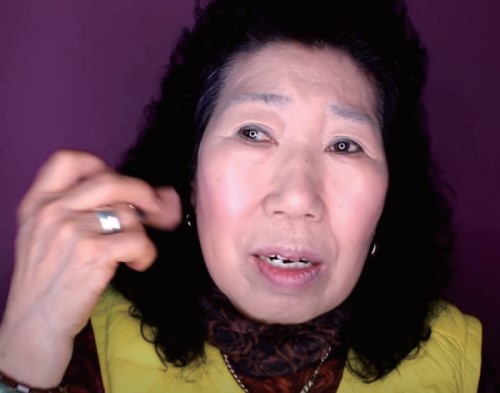 할머니가 치과 갈 때 하는 화장법을 담은 영상. 손녀가 재미로 찍었던 이 영상이 박막례 할머니를 유튜버로 만들었다. 출처: 박막례 할머니 Korea Grandma 채널