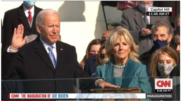 20일(현지시간) 워싱턴에서 열린 46대 대통령 취임식에서 조 바이든 대통령이 취임 선서를 하고 있다. (출처=CNN보도화면)