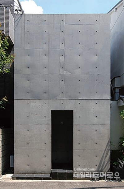 그의 데뷔작 '스미요시 나가야 주택'은 콘크리트 박스 형태로 지어졌다. 별도의 마감재 없이 간결한 소재와 공간 구성으로 정신적 풍요를 이끌어낸이 집은 안도 건축의 출발점이다.