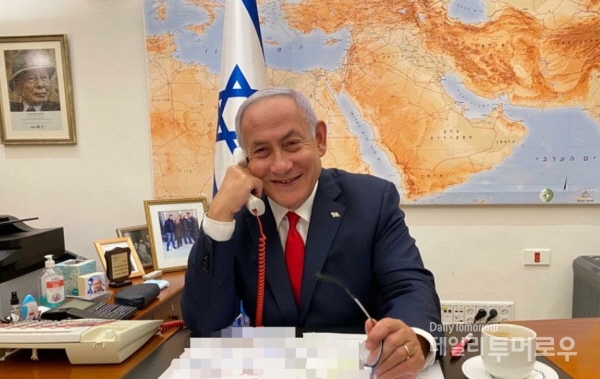 17일 저녁(현지시간) 조 바이든 미국 대통령과 전화 통화를 하고 있는 네타냐후 총리 (사진 이스라엘 프레스센터)